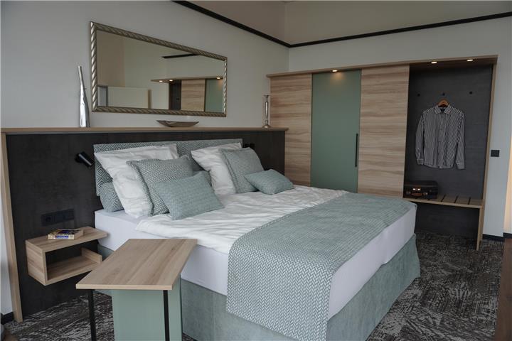 Hotelausstattung für gehobene Ansprüche bietet die Firma Reckert Werkstattmöbel.