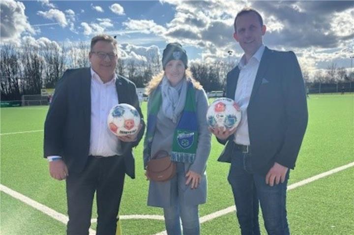 Hoxfelds neuer Kunstrasen wurde jetzt auch offiziell eingeweiht.