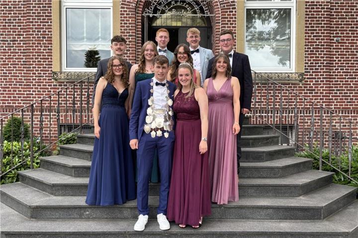 Im Mittelpunkt stehen in diesem Jahr das junge Königspaar Ben Robers und MarieLintfert mit dem gesamten Throngefolge.