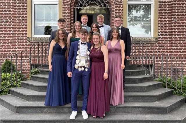 Im Mittelpunkt stehen in diesem Jahr das junge Königspaar Ben Robers und MarieLintfert mit dem gesamten Throngefolge.