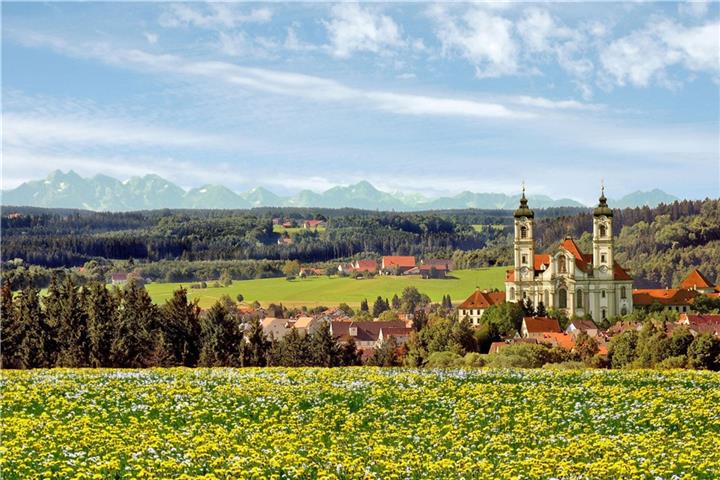 Im idyllischen Voralpenland liegt der Kneipp-Kurort Ottobeuren. Foto: djd/Ottobeuren