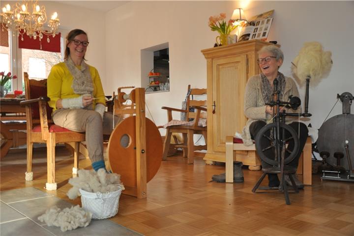 In Burlo spinnen sie: Alexandra Galonska (l.) und Judith Leimenkötter.