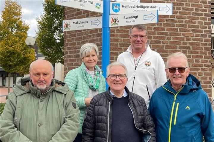 In Heiden wurde ein Fahnenwegweiser für den Partnerschaftsverein gefördert.© Gatzke/Gemeinde Heiden