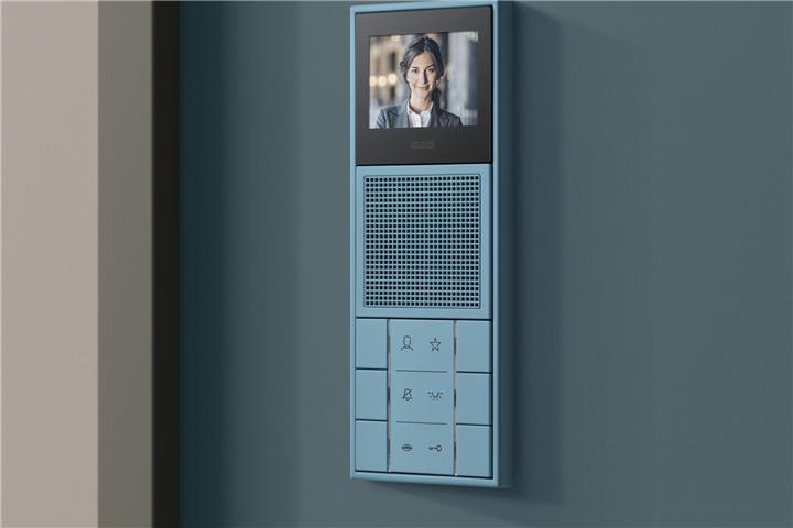 In den exklusiven Farbtönen werden die Video-Innenstationen zum Designobjekt an der Wand.Foto: HLC/Jung.de