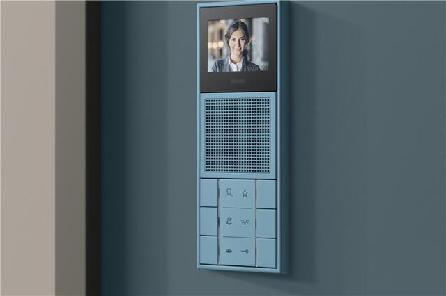 In den exklusiven Farbtönen werden die Video-Innenstationen zum Designobjekt an der Wand.Foto: HLC/Jung.de