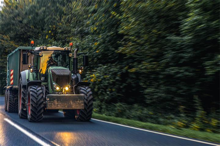 In der Erntezeit sind oft langsam fahrende Fahrzeuge auf den Straßen.Foto: pvproductions/Magnific