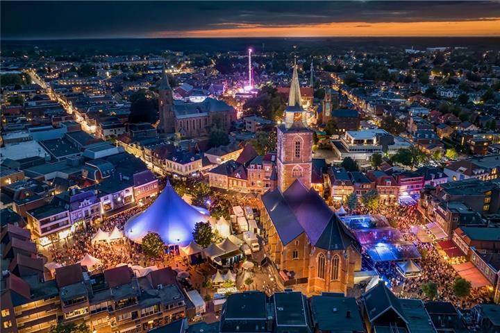 Volksfest und Blumenkorso In zwei großen Zelten auf dem Marktplatz gibt es Livemusik und Party.Foto: 100% Winterswijk