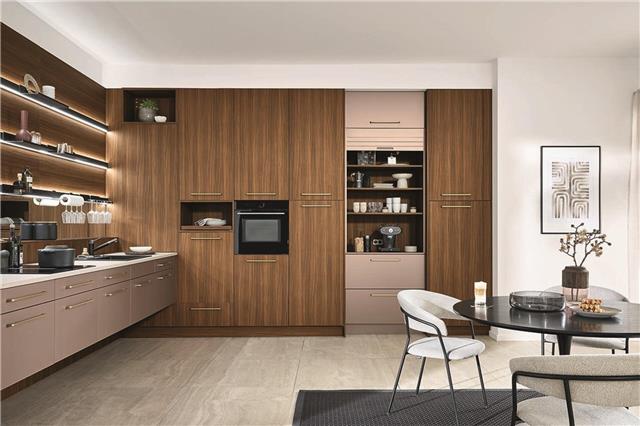 Individuelle Lifestyle-Wohnküche in einer pflegeleichten und zugleich schimmernden Materialvielfalt. Die extrahohen Hochschränke und 65 cm tiefen, fast schwebend wirkenden Unterschränke bieten viel Stauraum. Foto: AMK