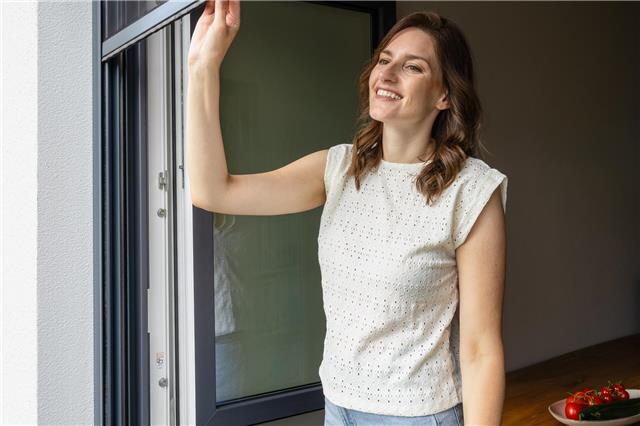 Insektenschutzrollos lassen sich kinderleicht bedienen.Foto: HLC/Neher