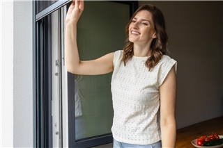 Insektenschutzrollos lassen sich kinderleicht bedienen.Foto: HLC/Neher