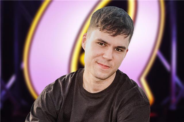 Ivan Thieme führt durch den Abend und verbindet Humor mit einem Schuss Chaos. ©Kathrin Reichelt