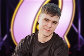 Ivan Thieme führt durch den Abend und verbindet Humor mit einem Schuss Chaos. ©Kathrin Reichelt