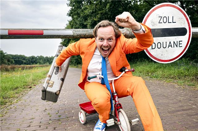 Kabarettist Patrick Nederkoorn betrachtet humorvoll die Unterschieden zwischen Deutschland und den Niederlanden. Foto: Nico Brons