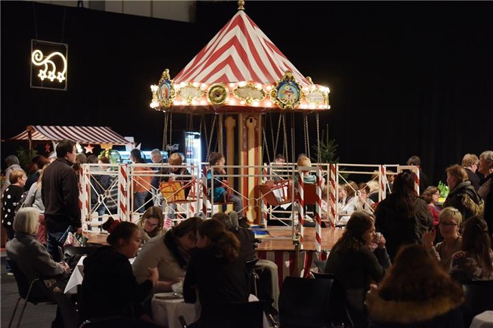 Kaffee für die Großen, eine Runde mit dem Karussell für die kleinen Besucher. Fotos: Peter Grewer