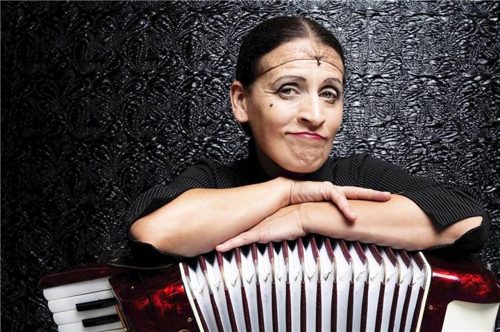 Kakerlake of Kalauer: Carmela De Feo feiert bereits ihr zwanzigjähriges Bühnenjubiläum.