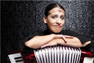 Kakerlake of Kalauer: Carmela De Feo feiert bereits ihr zwanzigjähriges Bühnenjubiläum.