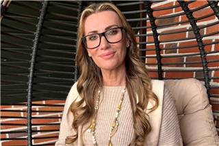 Katharina Laaks aus Reken unterstützt ältere Menschen kostenlos im Umgang mit Smartphone und Internet. Foto: hie