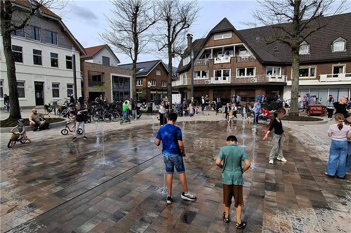 Kinder können sich auf dem Platz frei bewegen, während Eltern in Ruhe essen und trinken können.