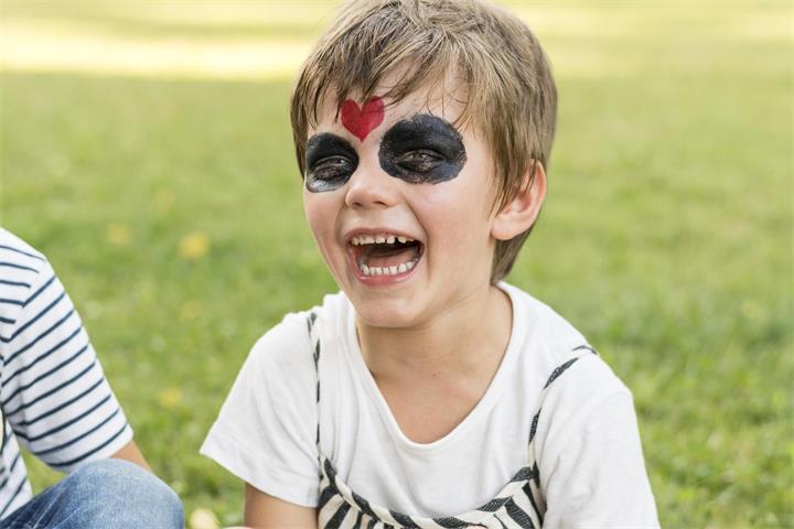 Kinderschminken und viele andere coole Angebote für Kids im Stadtpark. Foto: Magnific.