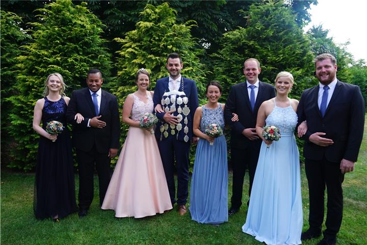 König Henrik Westhoff mit Ina Overkämping und dem Throngefolge Hubert Schulze-Weddeling und Melanie Emming, Jelvis Kwofie und Madeleine Hemsing, Andre Kocks und Nadine Hülscher.