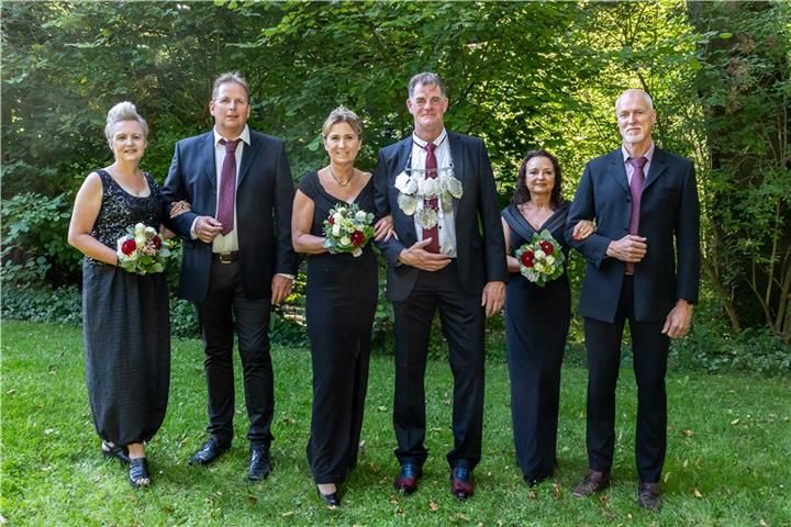 König Manfred Dehling und Königin Claudia Epping mit ihrem Throngefolge.