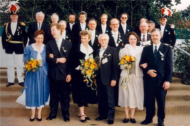 König und Königin: Richard Meyeratken und Renate Henke mit ihrem Thron vor 30 Jahren.