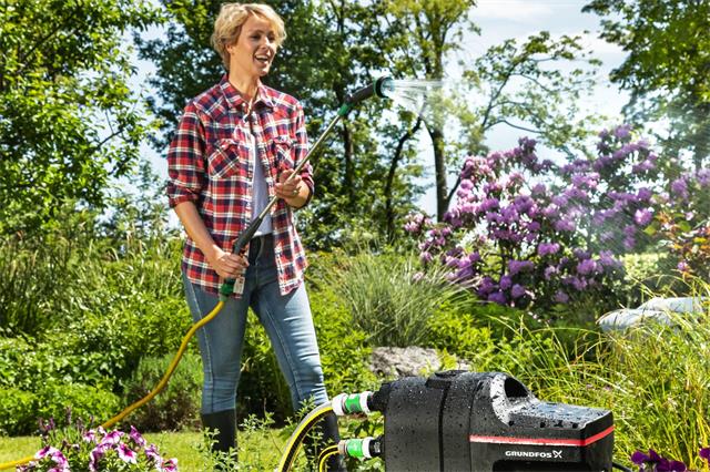 Kompakte Hauswasserwerke bringen Regen- oder Brunnenwasser zuverlässig dorthin, wo es gebraucht wird: etwa zur Bewässerung des Gartens, aber auch zur Toilettenspülung oder Waschmaschine. Foto: HLC/Grundfos