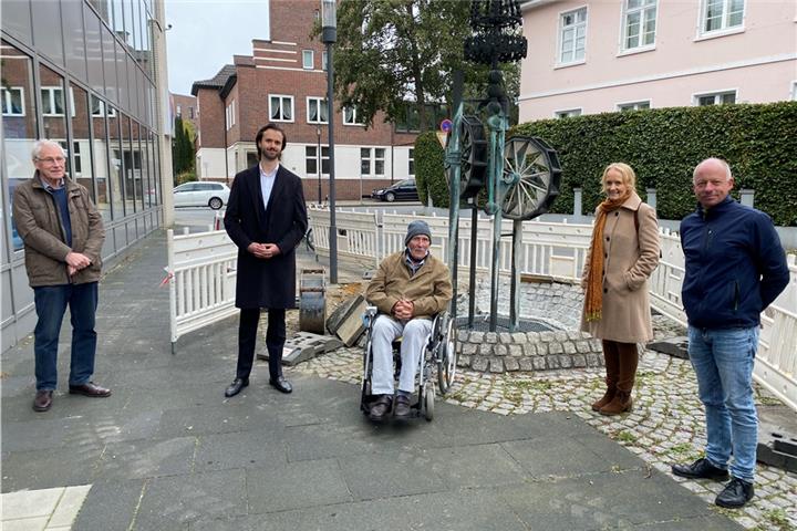 Künstler Hermann Kunkler vor dem Brunnen.