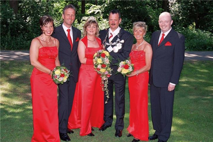 Ladys in red: Ludger Grömping und Bärbel Unnebrink waren vor zwanzig Jahren das Königspaar.
