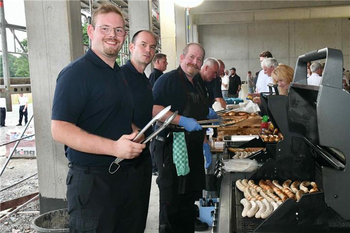 Leckeres vom Grill: Mitglieder der Freiwilligen Feuerwehr Borken versorgten die große Gästeschar bei der Grundsteinlegung der neuen Wache.
