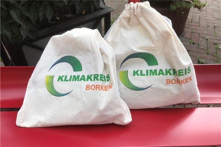 Liebevoll in Baumwollbeuteln verpackt.