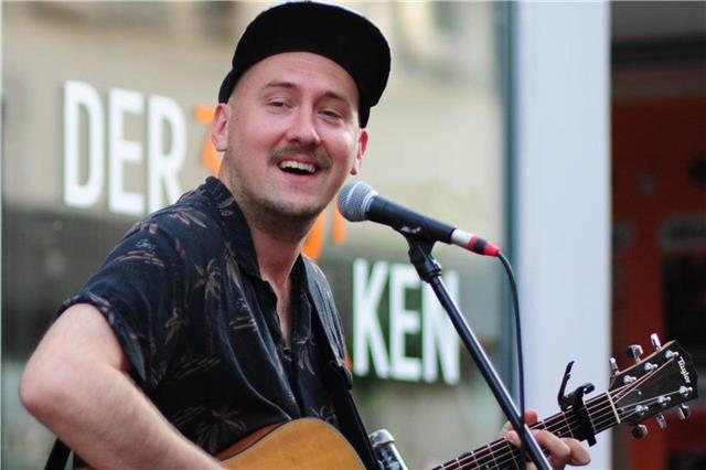 Liedermacher, Moderator und Comedian Dan OClock sahnte 2023 im 3ECK mit einem in fünf Minuten komponierten Borken-Song seinen ersten SongSlam-Pokal in Borken ab.©: Stadt Borken/Raimund Weber