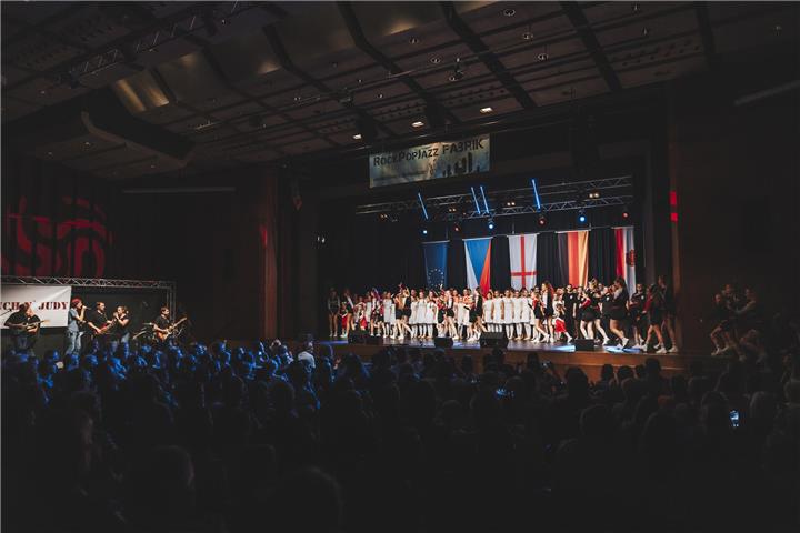 Live-Rockmusik trifft auf energiegeladene Tanz. Foto: Stadt Borken / mediamieze