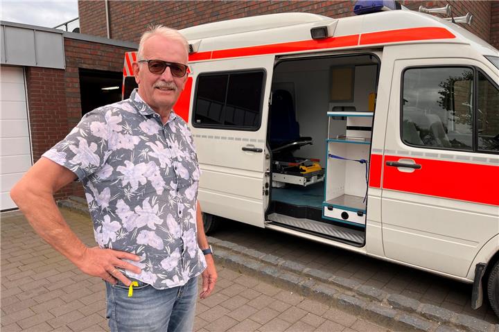 Ludger Jacobs bringt den 19 Jahre alten Rettungswagen in die Ukraine.Foto: hie