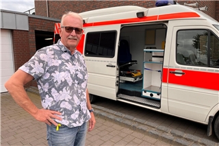 Ludger Jacobs bringt den 19 Jahre alten Rettungswagen in die Ukraine.Foto: hie