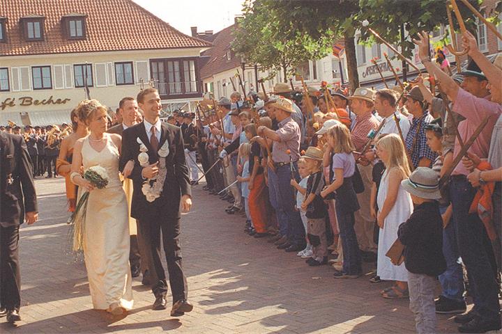 Markus Wilgenbus und Monika Garriß ließen sich vor 25 Jahren als neues Königspaar auf dem Borkener Marktplatz feiern.