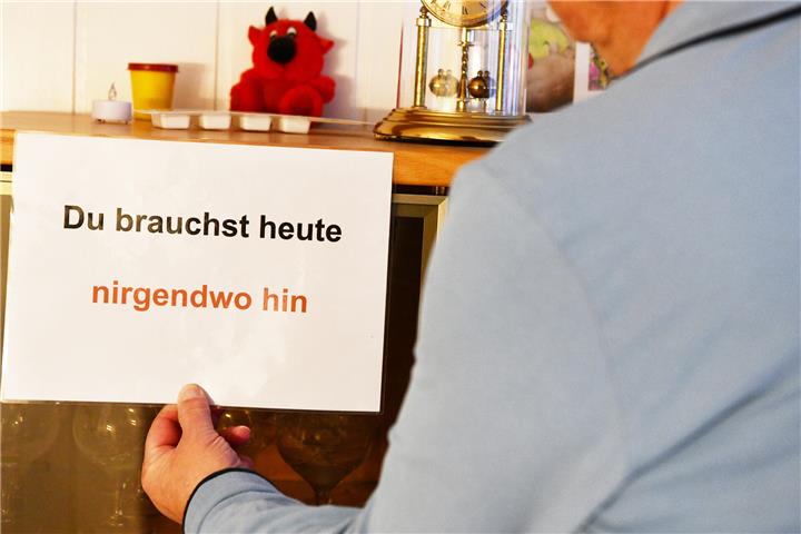 Martin K. verteilt mittlerweile Hinweise im ganzen Haus, die seiner an Demenz erkrankten Partnerin den Alltag erleichtern. Foto: Michael Bönte, Caritasverband für die Diözese Münster