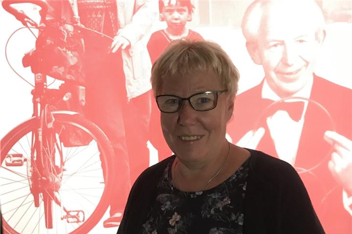 Mechthild „Mecky“ Heselhaus vor ihrem jüngeren Ego im Stadtmuseum. Foto: hie