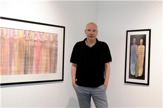 Mit Fotokunst und Malerei stellt Markus Schönherr die Verletzlichkeit von Mensch und Natur in unterschiedlichen Situationen dar. Foto: pd