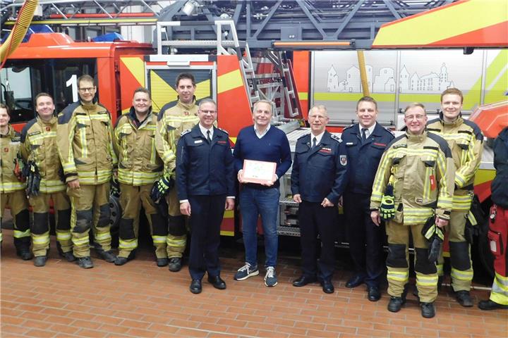 Mit Herz und Einsatz: Die Feuerwehr Borken übergibt ihre Spende an den Förderverein Kinderkrebshilfe der Unikliniken Münster. Foto: Niermann