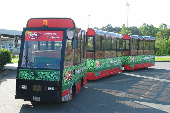 Mit dem Iglozug geht es zur Werksbesichtigung. Foto: Iglo