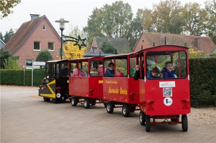 Mit der „Rasenden Berta“ durch den Ort.