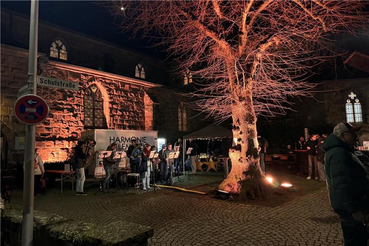 Mit einem bunten Angebot für große und kleine Gäste starten am 28. November 25 Geschäfte in die Adventszeit.