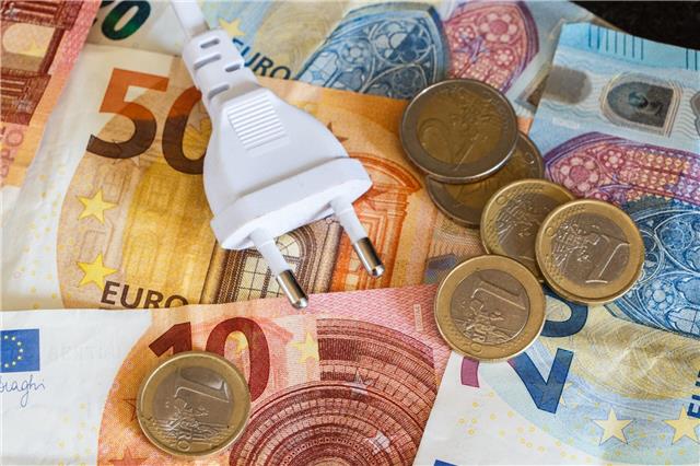 Mit einfachen Maßnahmen lässt sich während der Abwesenheit Strom sparen. © VZ NRW /adpic