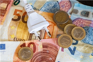 Mit einfachen Maßnahmen lässt sich während der Abwesenheit Strom sparen. © VZ NRW /adpic