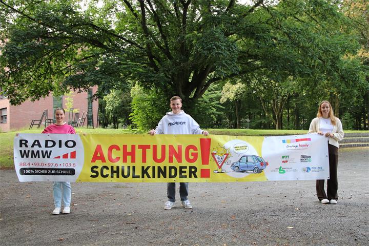 Mit großformatigen Bannern wird kreisweit auf den Schulstart und die Verkehrssicherheitsinitiative „Kreis Borken sieht gelb!“ aufmerksam gemacht.