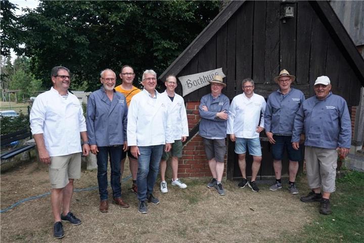 Mitglieder des Heimatvereins und (Hobby-)Bäcker vor dem Backhues an der Mühle in Reken. 