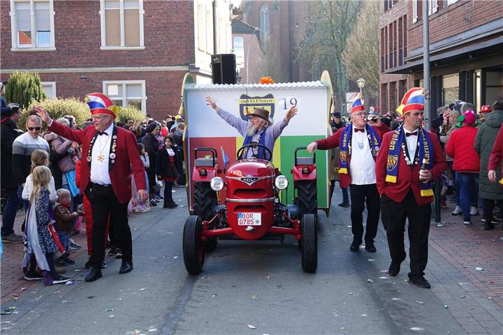 Motto des 27. Rosenmontagszuges in Velen ist „Karneval Intensiv – die Velener Version von KI“.Foto: BZ-Archiv