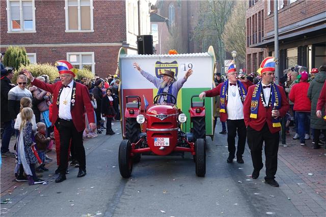 Motto des 27. Rosenmontagszuges in Velen ist „Karneval Intensiv – die Velener Version von KI“.Foto: BZ-Archiv