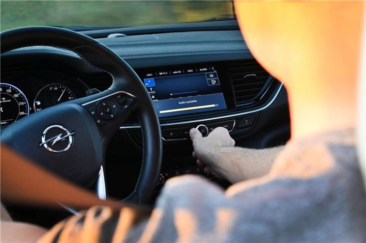 Musik im Auto verlängert tendenziell die Reaktionszeit.Foto: pd